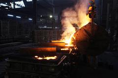 Pouring of gray iron into furan-resin moulds